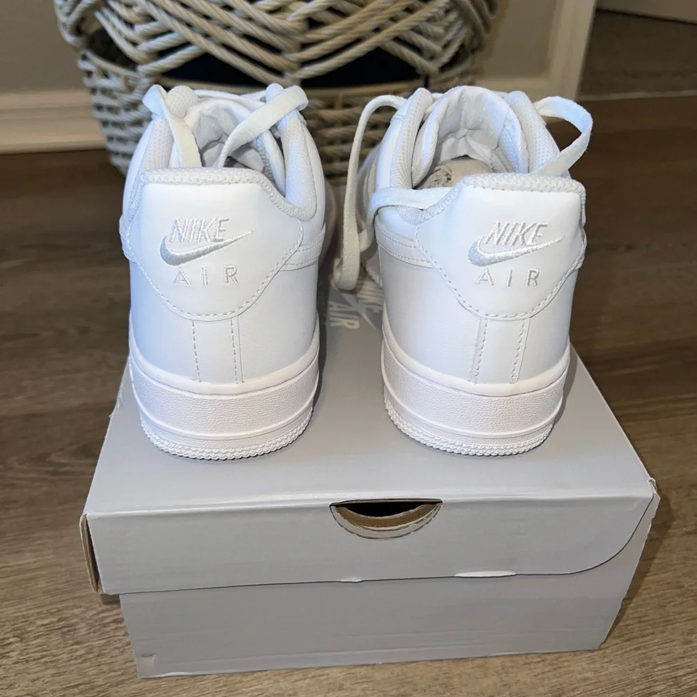 NEW Nike Air Force 1 ’07 – Women’s 7.5 — Men’s Size 6 – All White – Box Included - Picture 3 of 10
